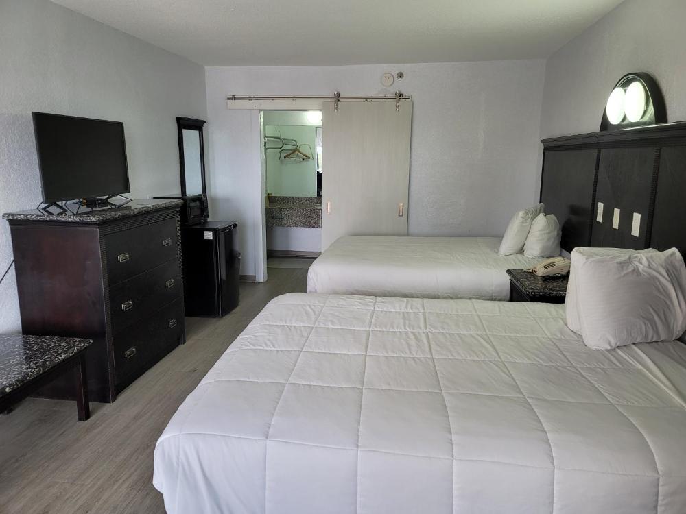 Queen Room with Two Queen Beds - Smoking